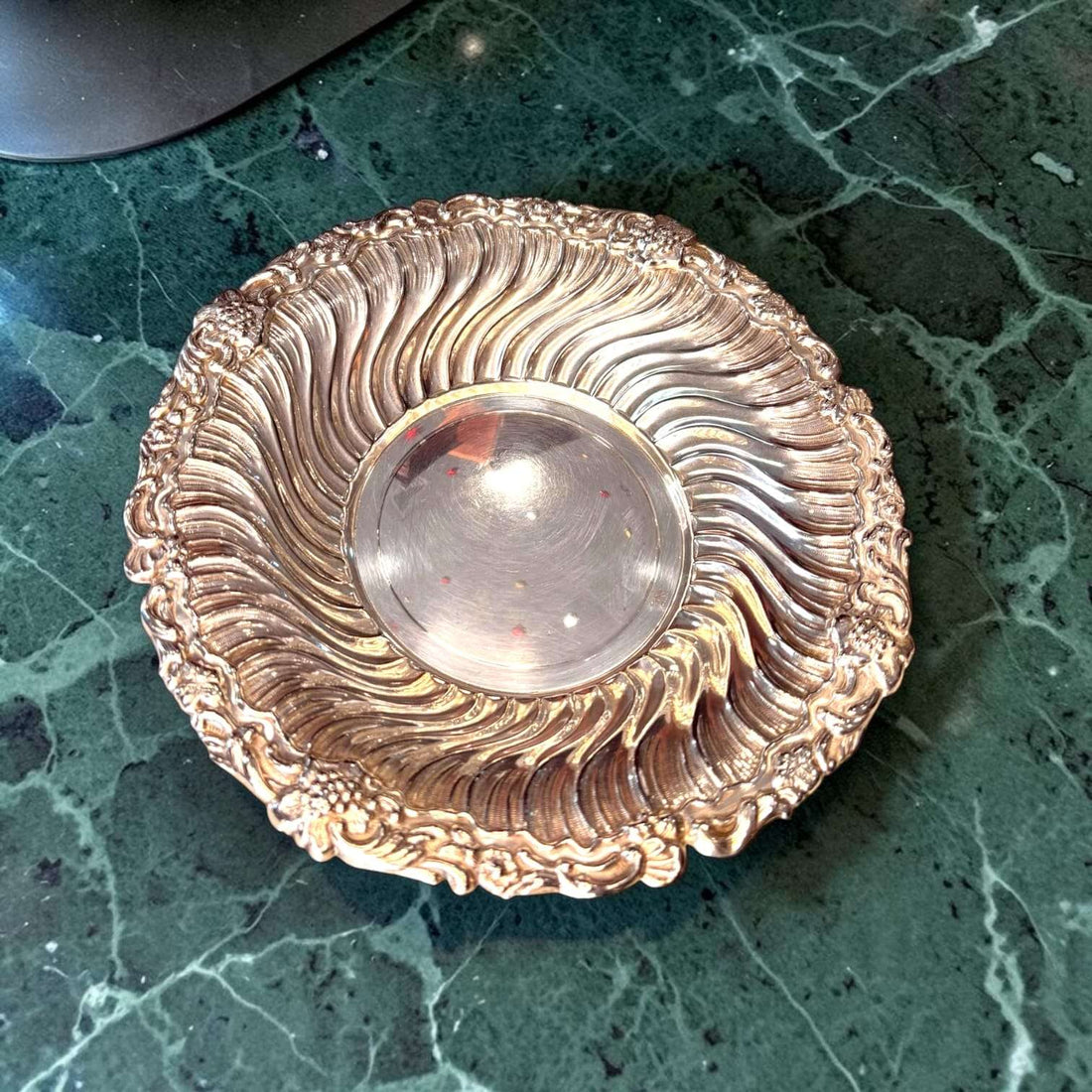 Panera de metal plateado con borde decorado clásico