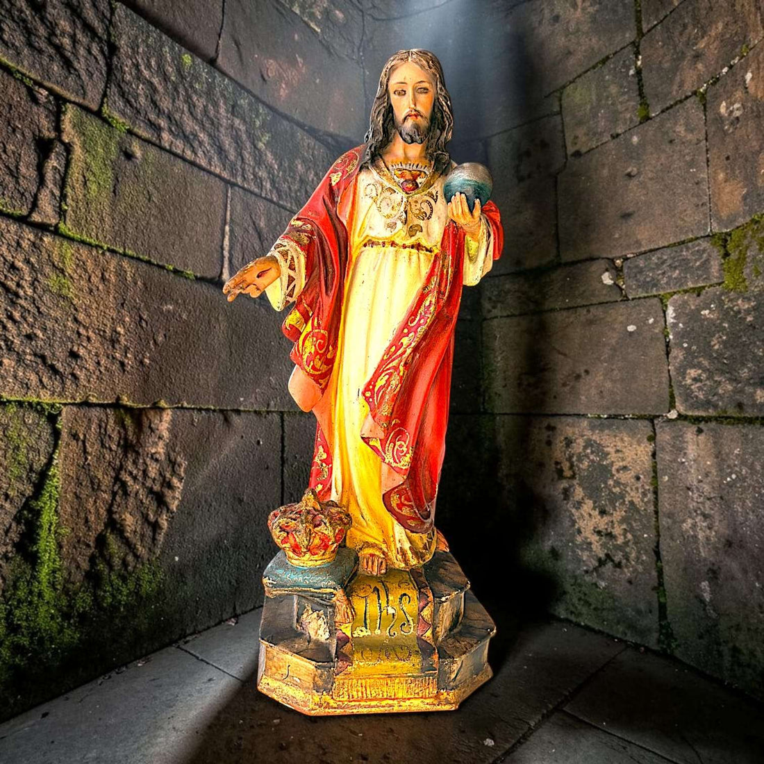 Esta imagen religiosa de Cristo Rey de Olot está realizada en pasta de madera y presenta una policromía de fuerte presencia visual.