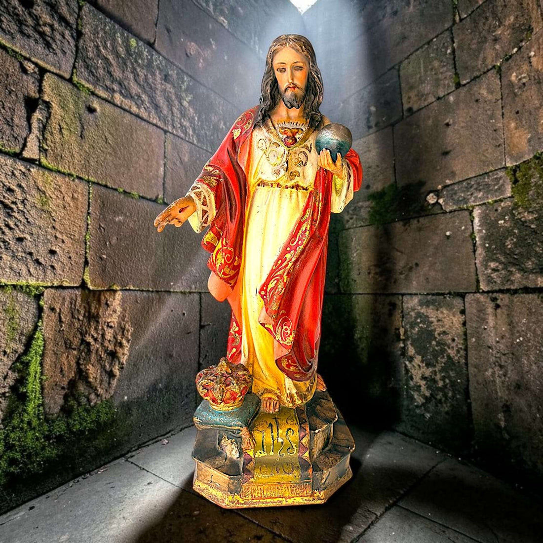 Esta imagen religiosa de Cristo Rey de Olot está realizada en pasta de madera y presenta una policromía de fuerte presencia visual.