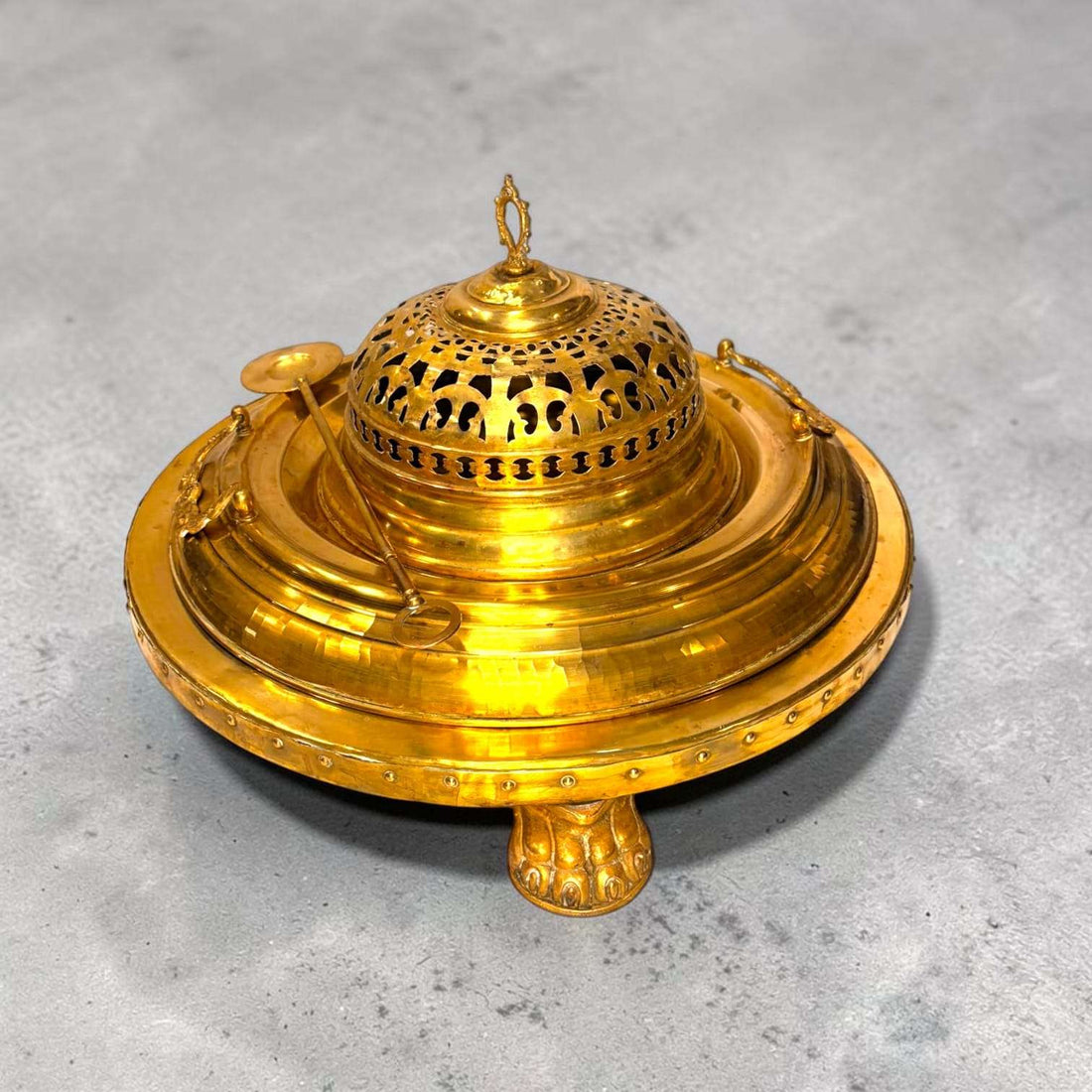 En la decoración actual, el brasero de metal dorado puede utilizarse como pieza central en un salón, recibidor, biblioteca o establecimiento de estética clásica. 