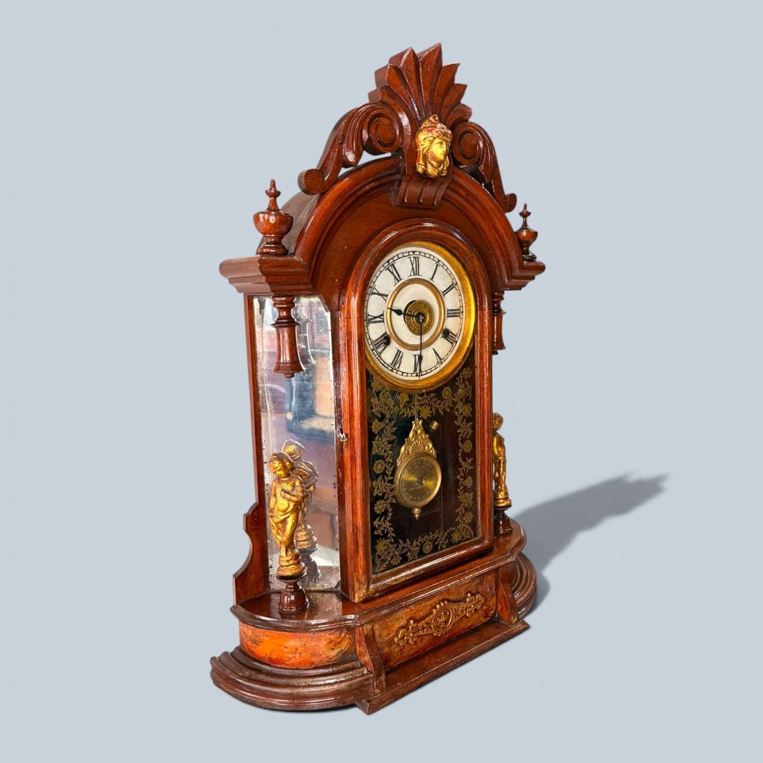 Este reloj de sobremesa estilo victoriano combina la función tradicional de indicar la hora con un mecanismo despertador. 