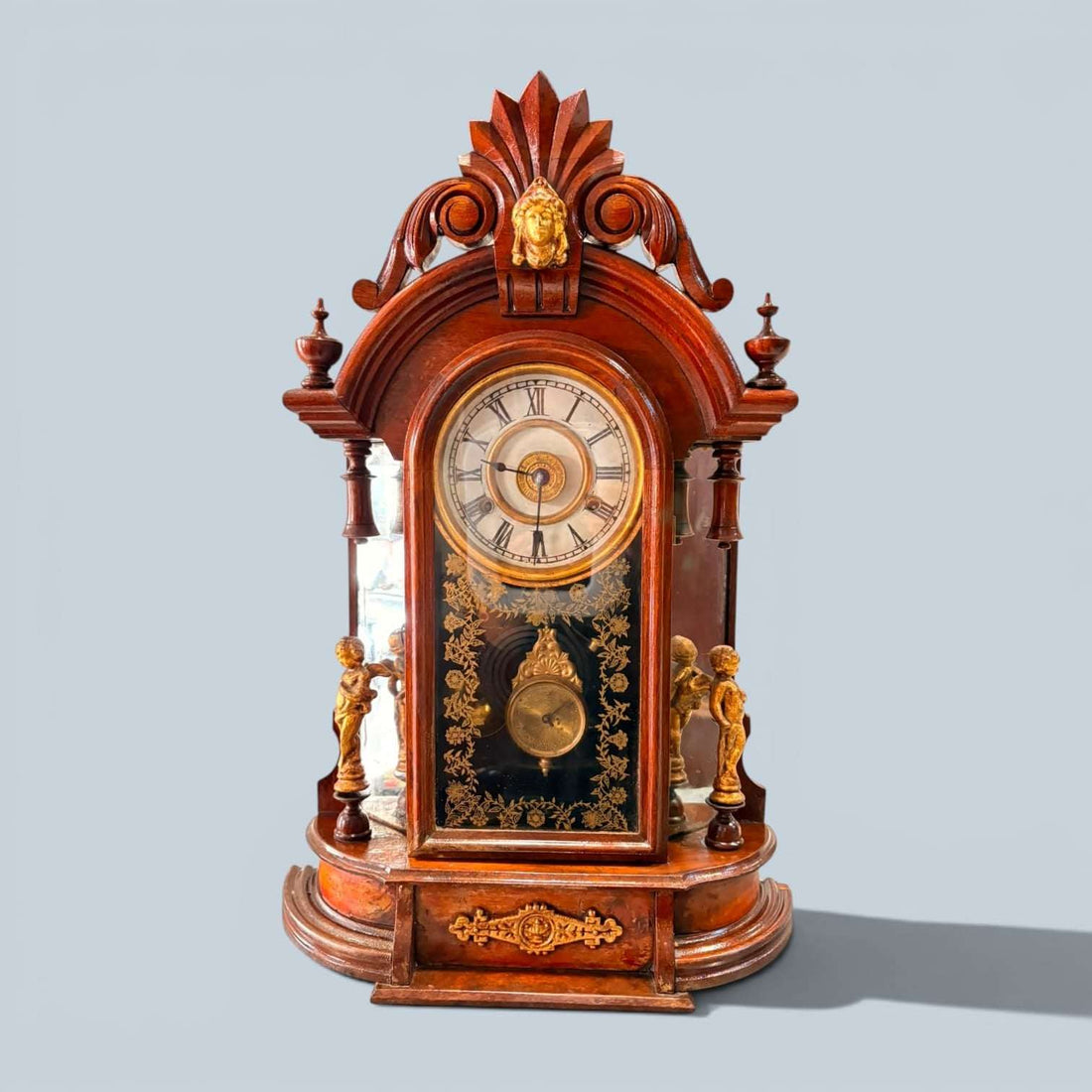 Este reloj de sobremesa estilo victoriano combina la función tradicional de indicar la hora con un mecanismo despertador. 