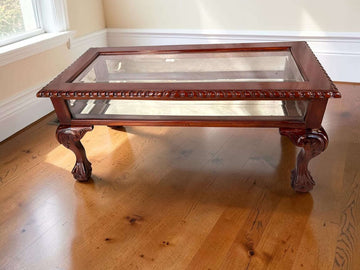 Esta mesa expositora de caoba permite convertir una colección privada en parte de la decoración cotidiana. 