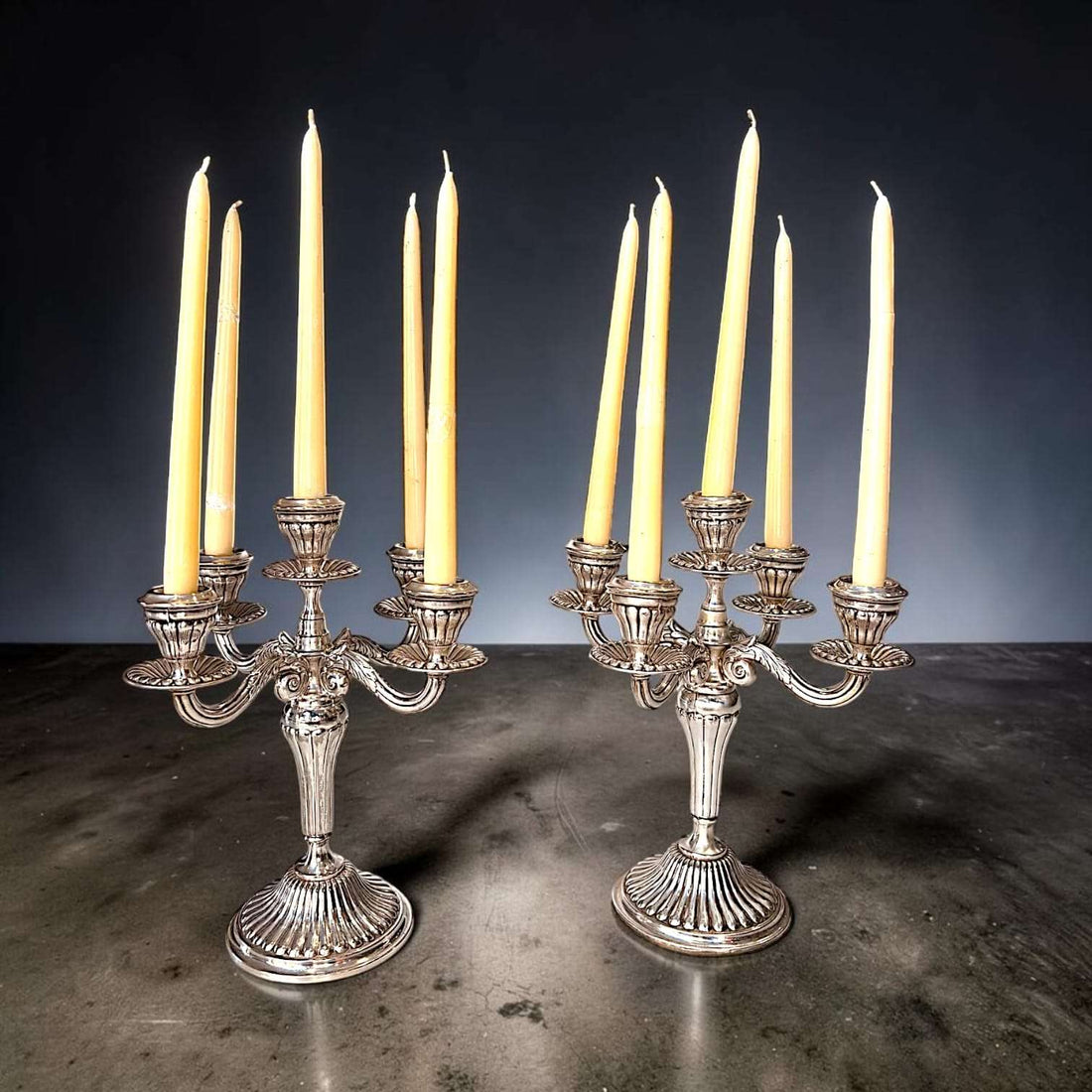 Colocados juntos, los candelabros pueden funcionar como centro de mesa.