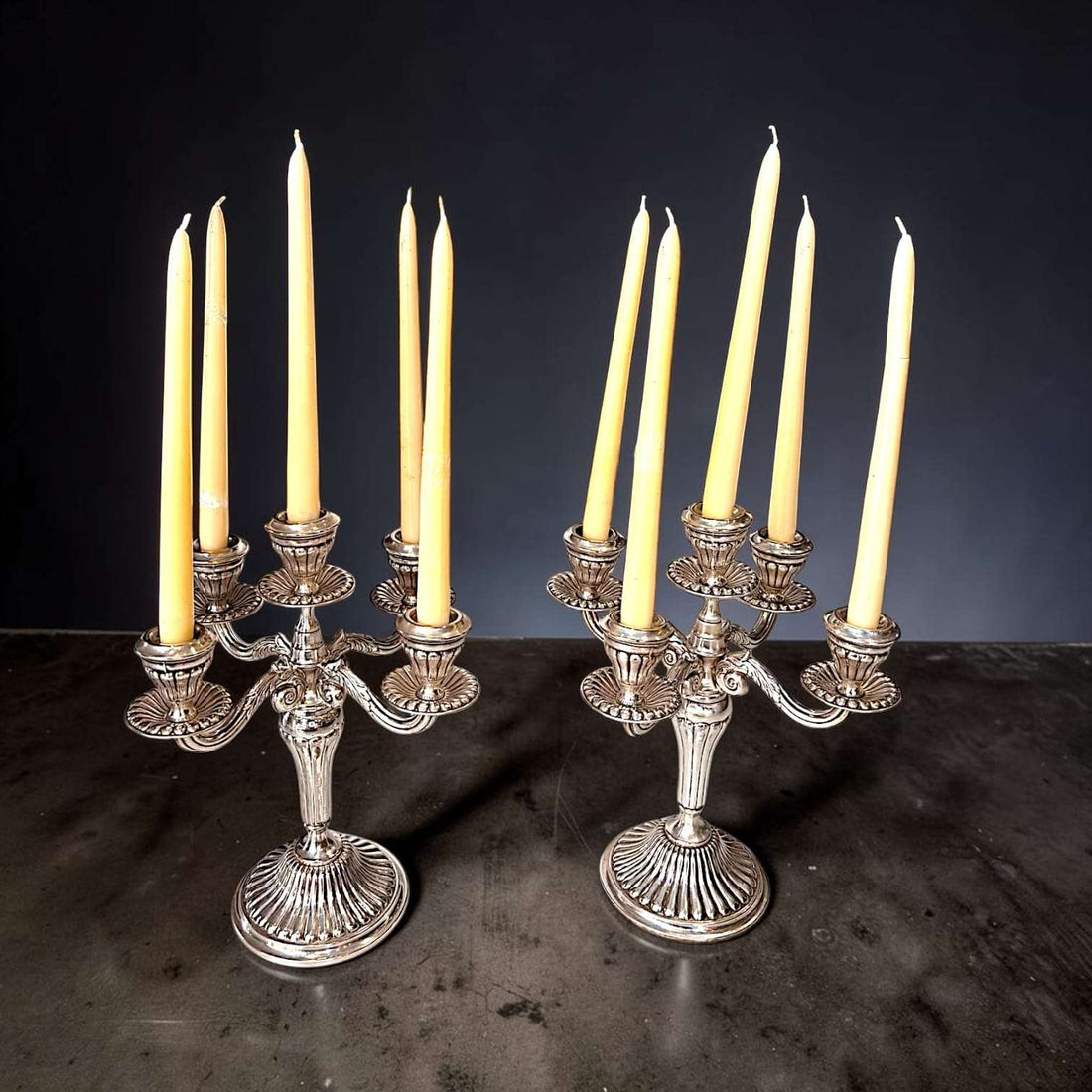 Colocados juntos, los candelabros pueden funcionar como centro de mesa.