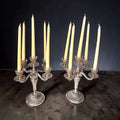 Colocados juntos, los candelabros pueden funcionar como centro de mesa.