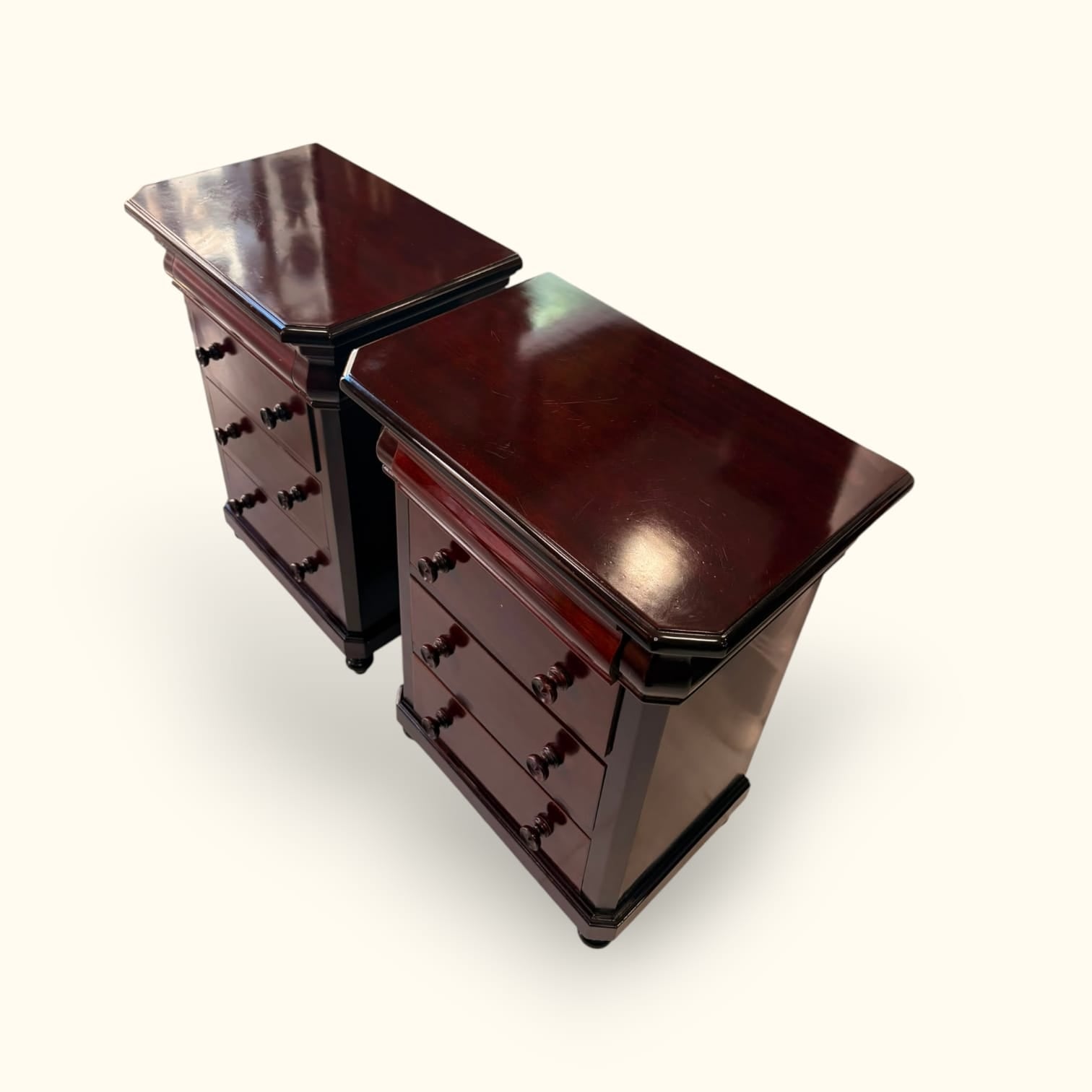 
Cada pieza mide 53 × 34,5 × H73,5 cm.