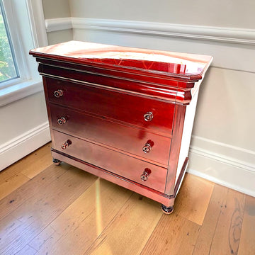 Esta cómoda de caoba con cajón secreto ofrece una solución práctica para organizar el hogar sin renunciar al carácter de los muebles clásicos.