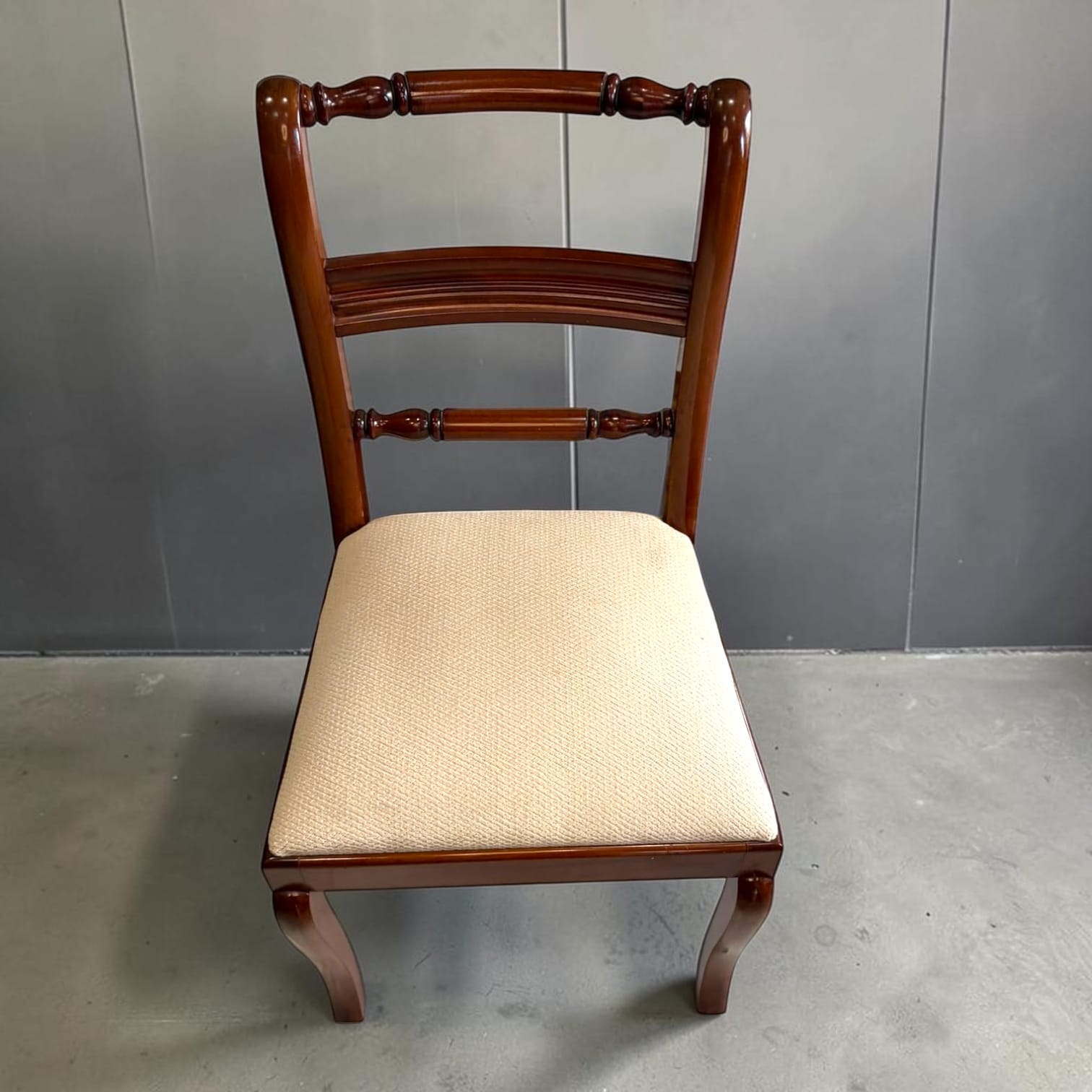 Lote de 6 sillas de comedor de caoba con asiento tapizado - Cositas Antiguas – La Guadaña, Anticuarios Online en Jerez , vender antigüedades, muebles antiguos