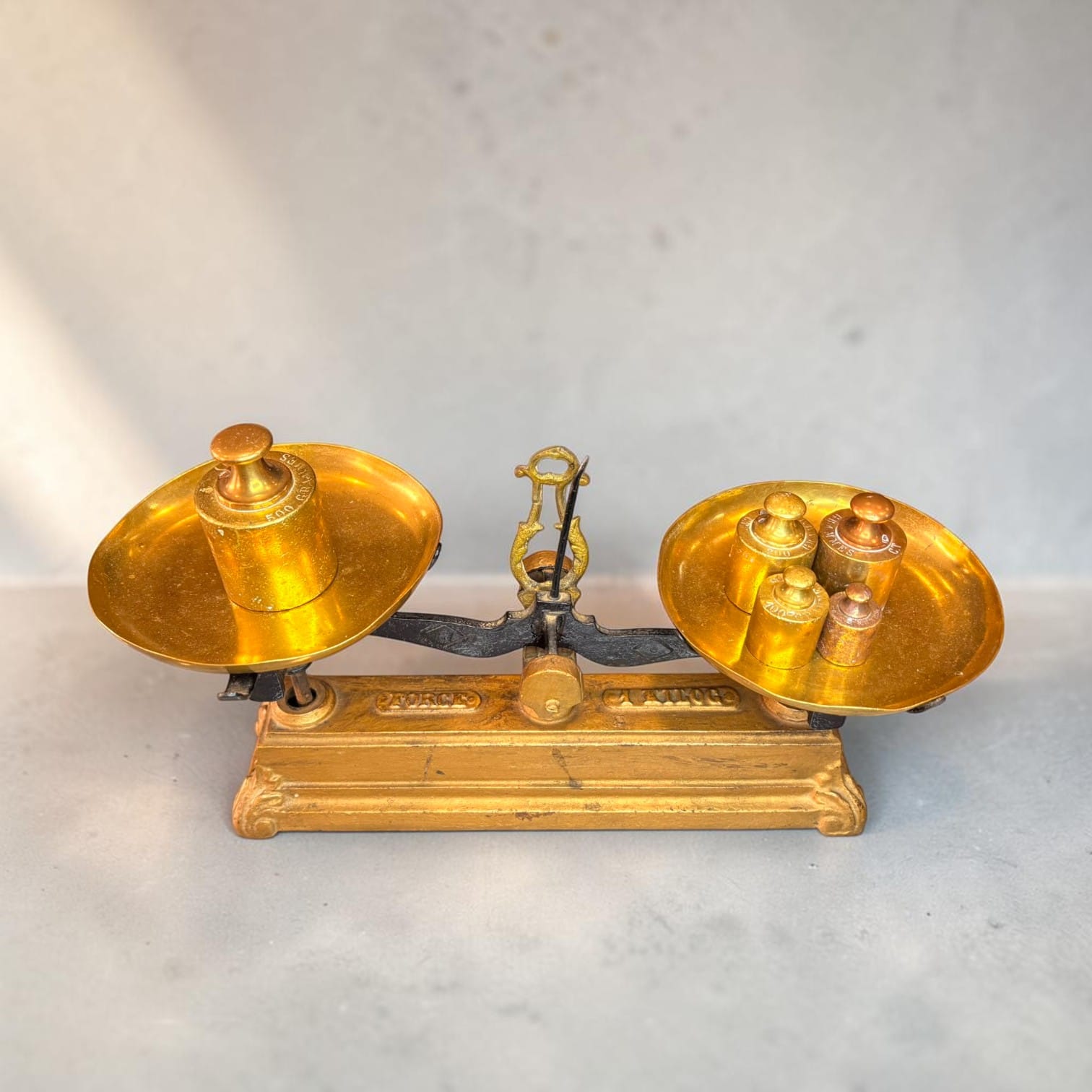 Este tipo de instrumento recuerda una forma de comprar muy distinta a la actual: mercancías a granel, pesas colocadas una a una y un brazo que debía quedar perfectamente equilibrado antes de calcular la cantidad.