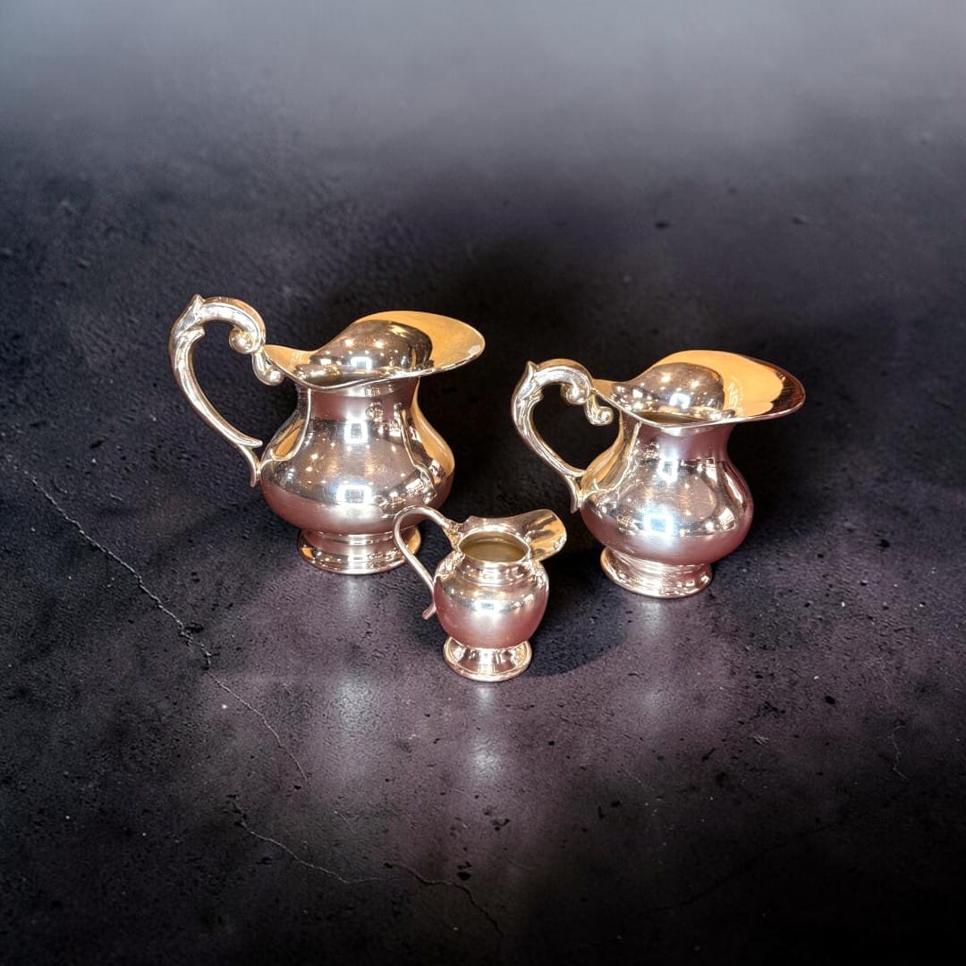 Juego de 3 jarras de metal plateado | Cositas Antiguas - Cositas Antiguas – La Guadaña, Anticuarios Online en Jerez , vender antigüedades, muebles antiguos
