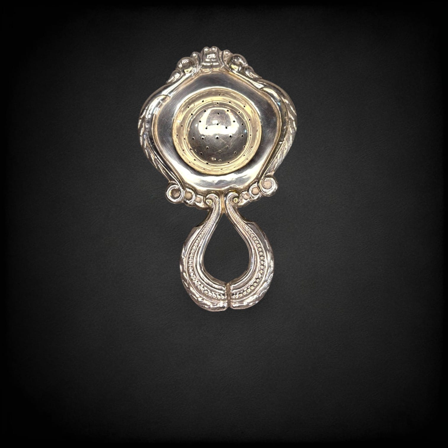 Colador de té de metal plateado con mango ornamentado - Cositas Antiguas – La Guadaña, Anticuarios Online en Jerez , vender antigüedades, muebles antiguos