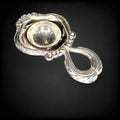 Colador de té de metal plateado con mango ornamentado - Cositas Antiguas – La Guadaña, Anticuarios Online en Jerez , vender antigüedades, muebles antiguos