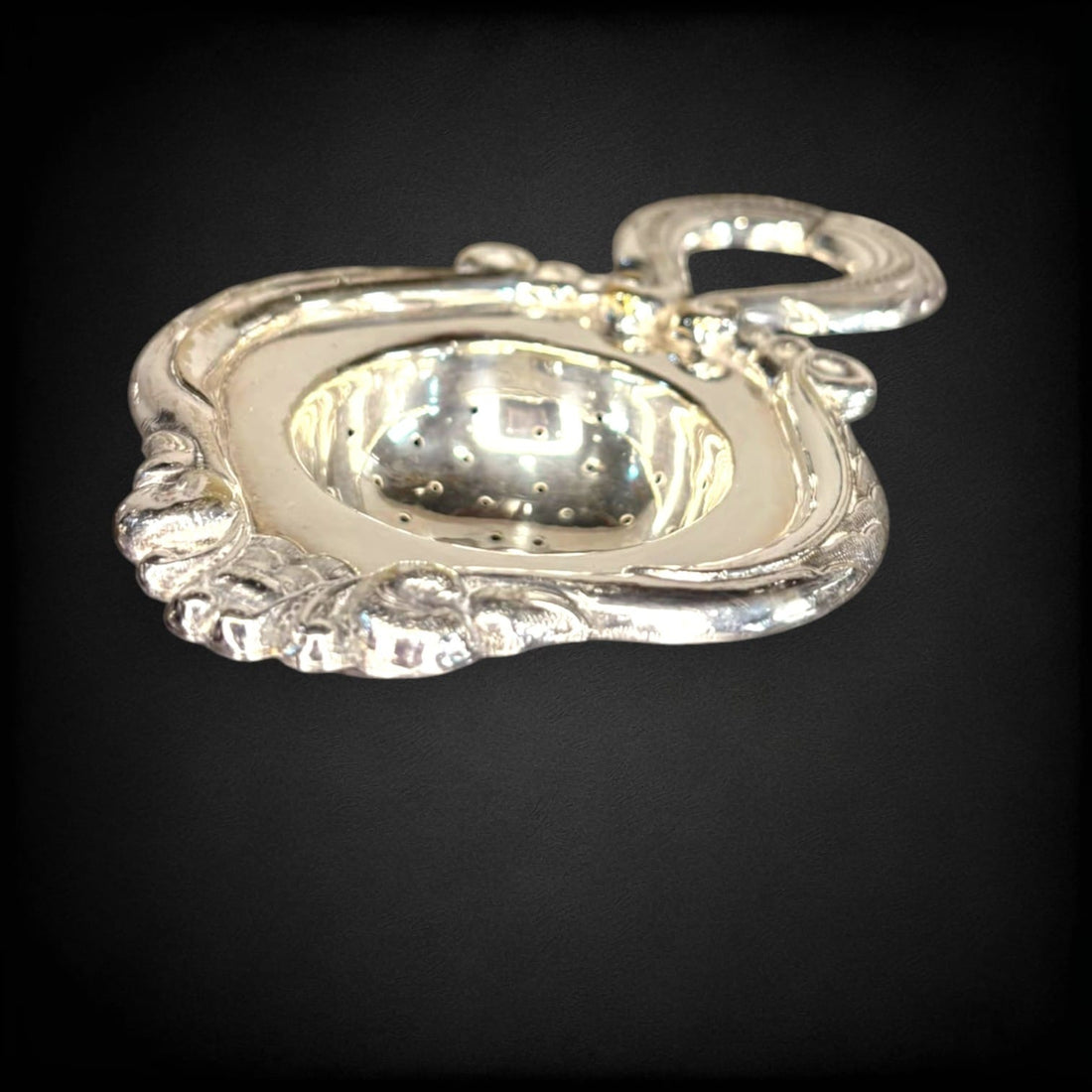 Colador de té de metal plateado con mango ornamentado - Cositas Antiguas – La Guadaña, Anticuarios Online en Jerez , vender antigüedades, muebles antiguos