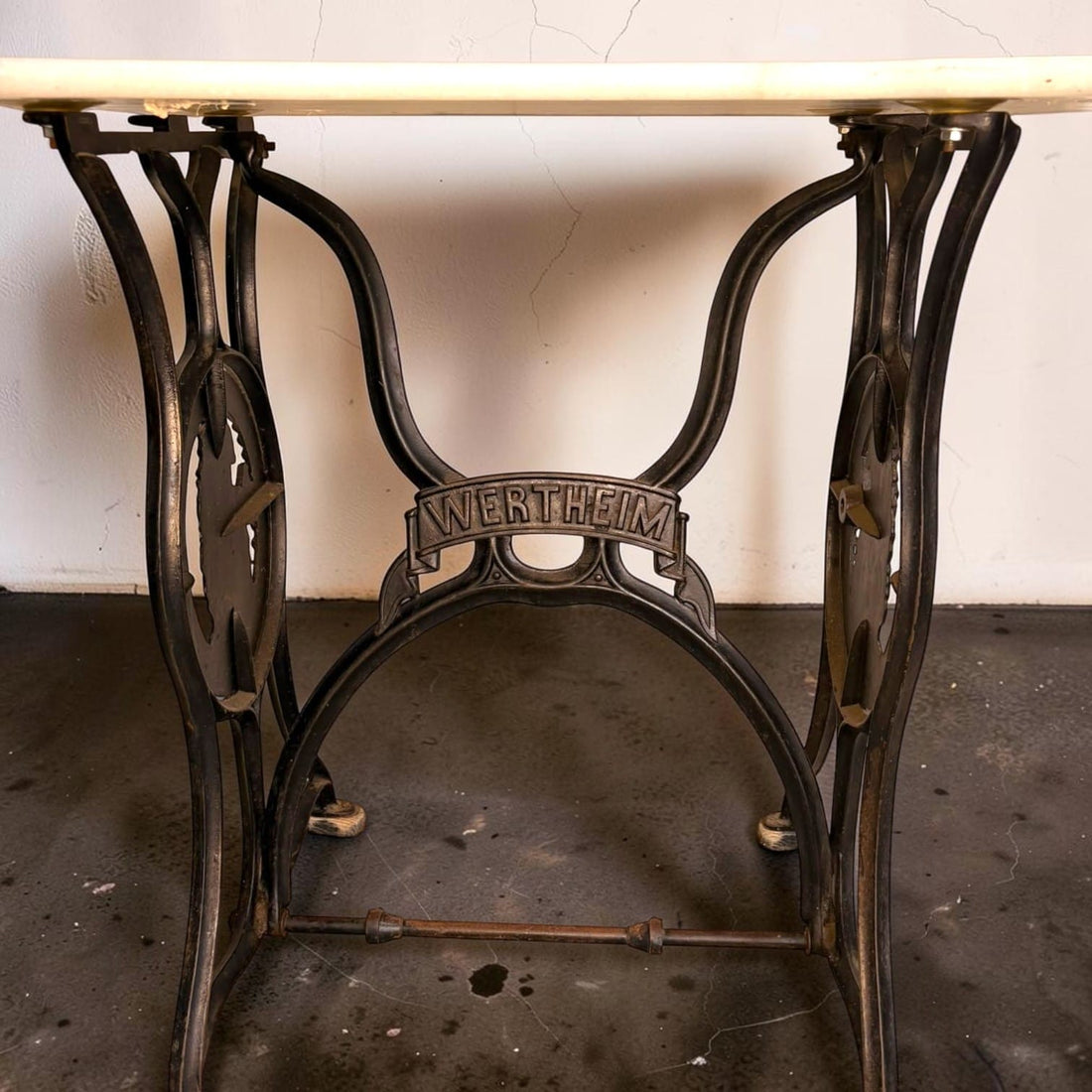 Mesa con pie de máquina de coser Wertheim y mármol - Cositas Antiguas – La Guadaña, Anticuarios Online en Jerez , vender antigüedades, muebles antiguos