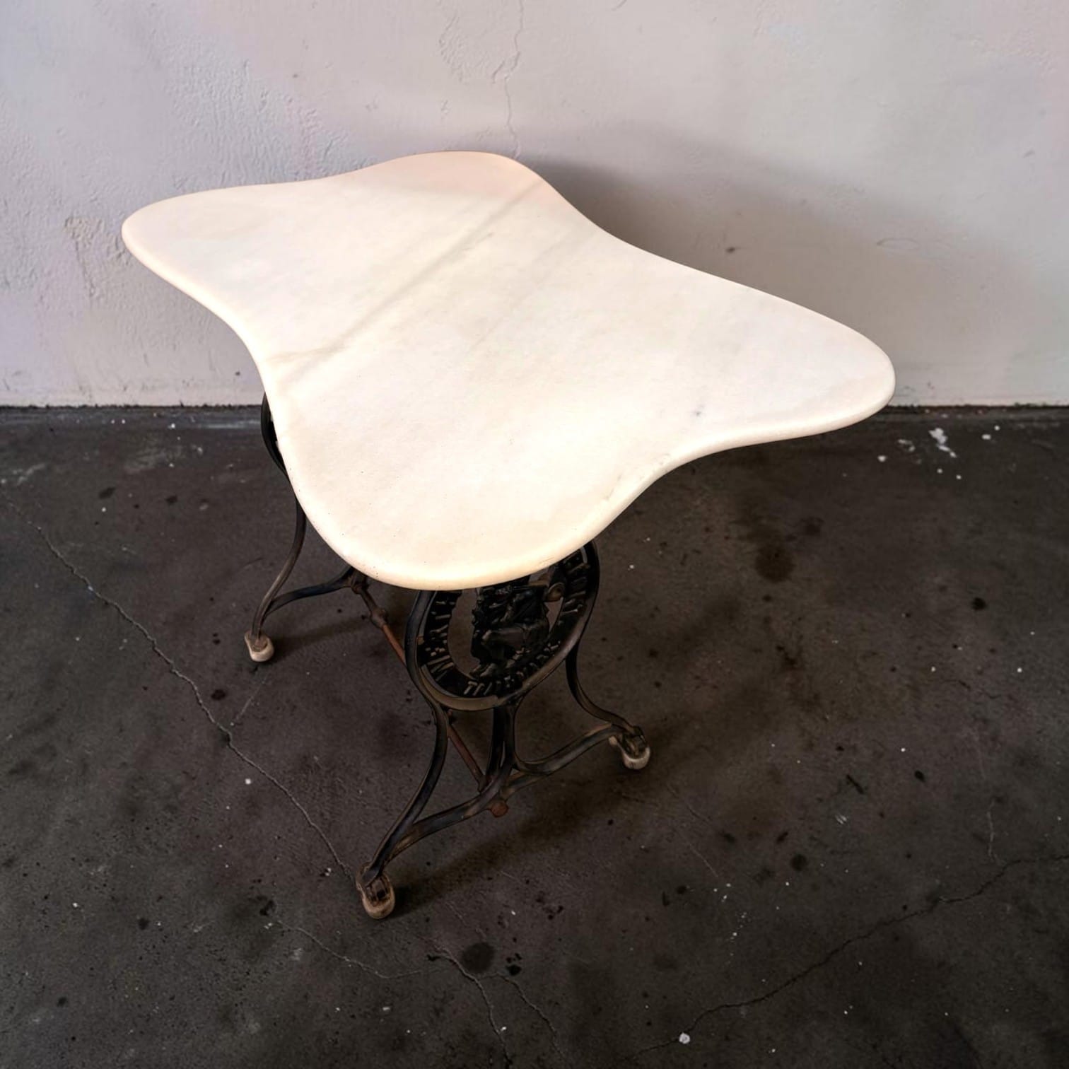 Mesa con pie de máquina de coser Wertheim y mármol - Cositas Antiguas – La Guadaña, Anticuarios Online en Jerez , vender antigüedades, muebles antiguos