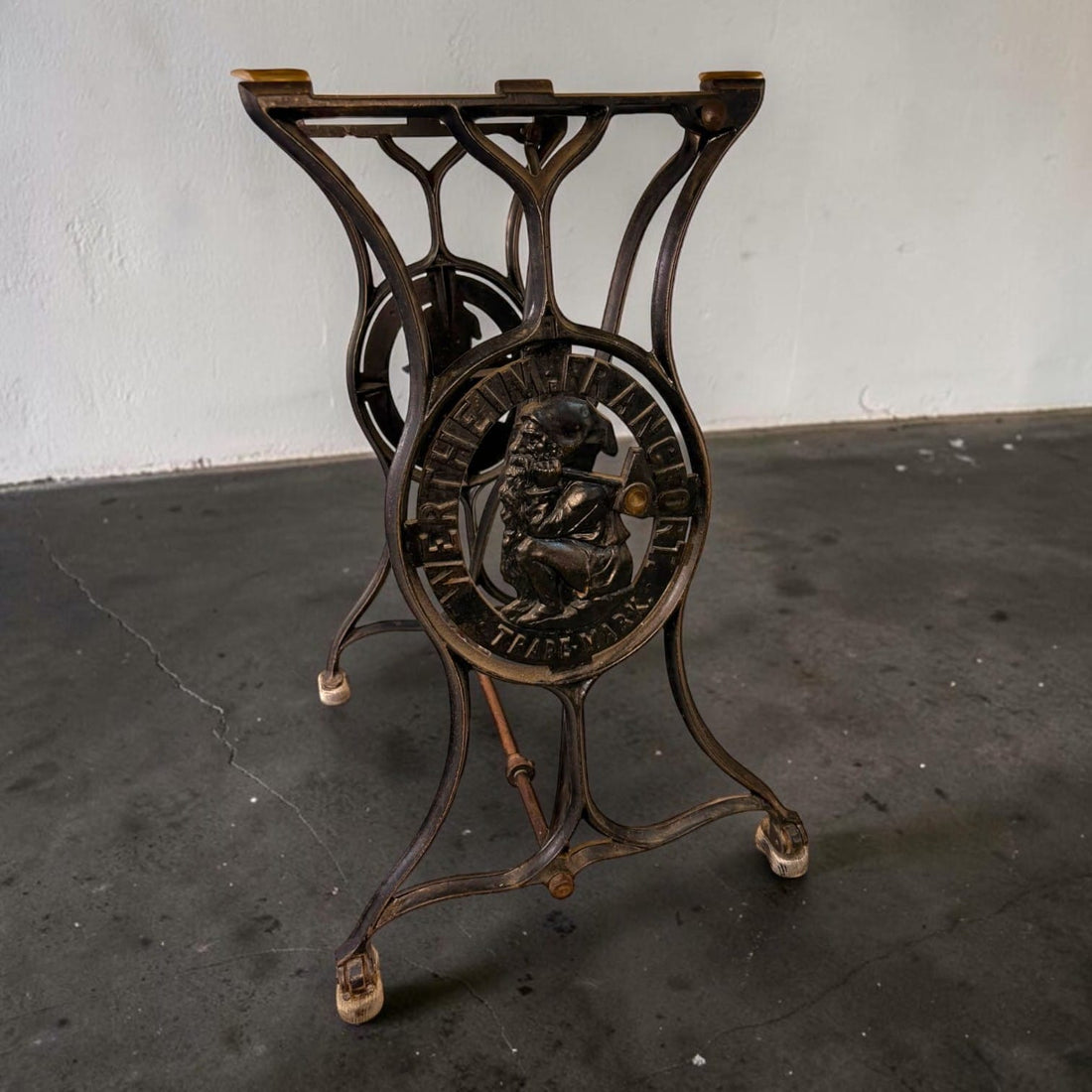 Mesa con pie de máquina de coser Wertheim y mármol - Cositas Antiguas – La Guadaña, Anticuarios Online en Jerez , vender antigüedades, muebles antiguos