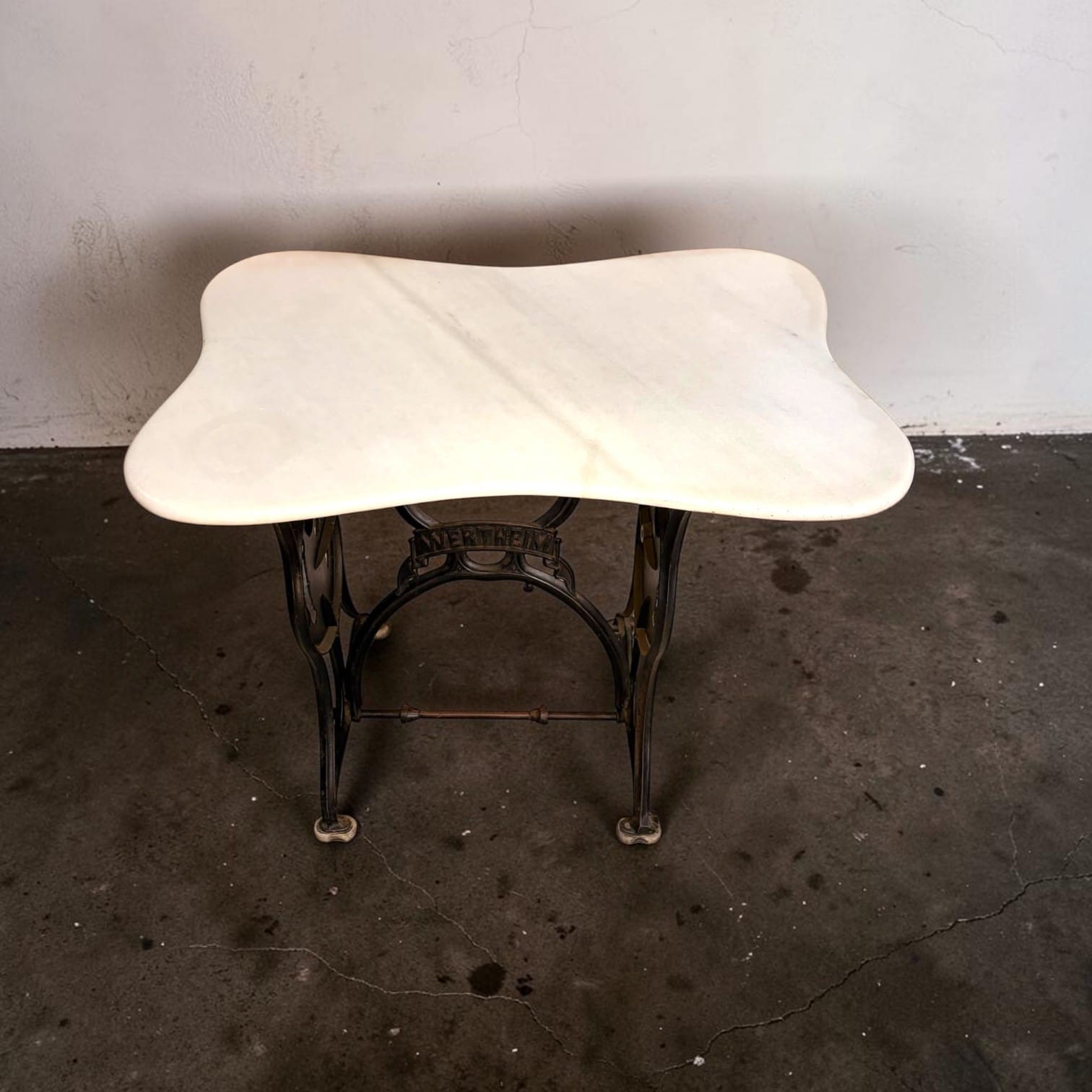 Mesa con pie de máquina de coser Wertheim y mármol - Cositas Antiguas – La Guadaña, Anticuarios Online en Jerez , vender antigüedades, muebles antiguos