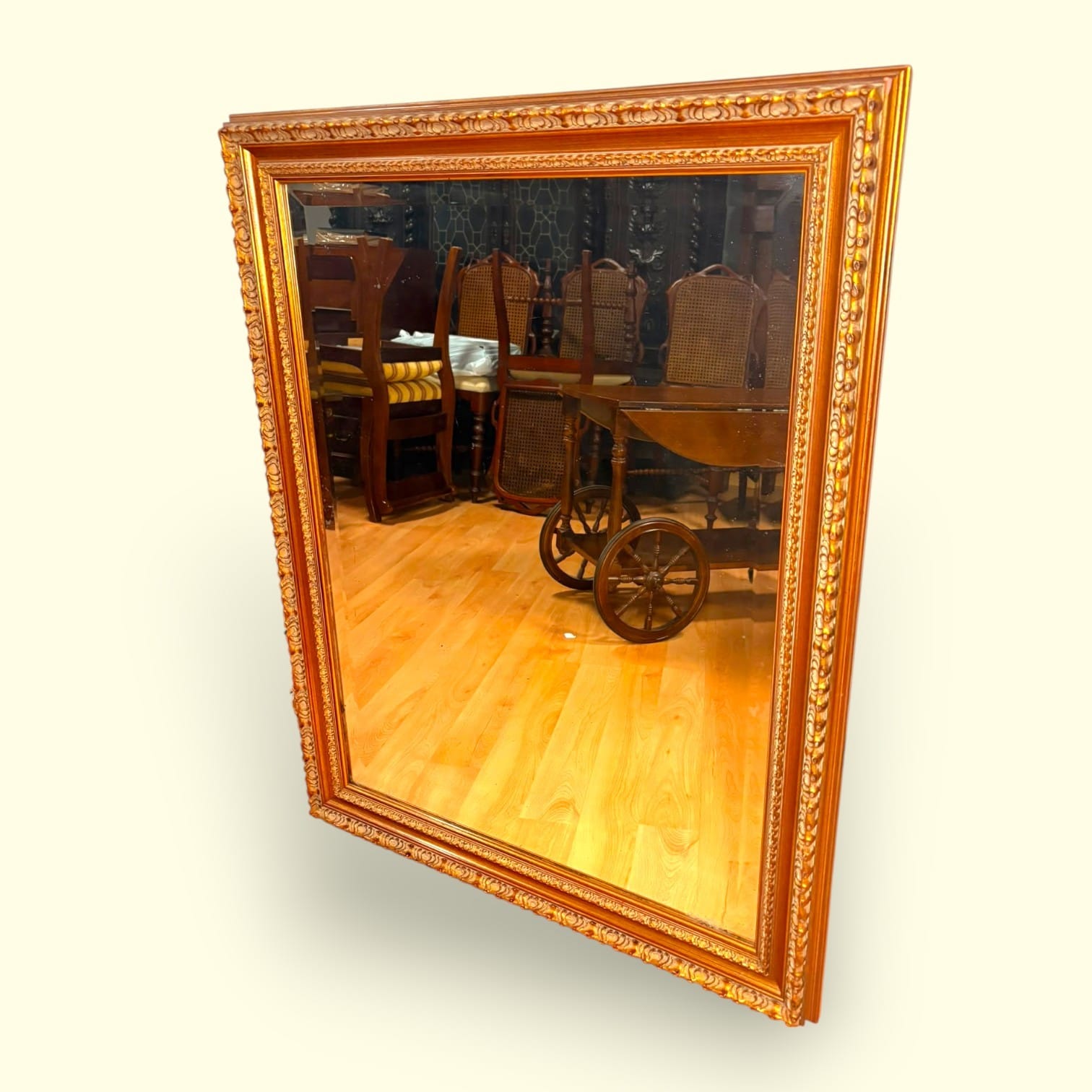 Espejo biselado antiguo con marco dorado tallado - Cositas Antiguas – La Guadaña, Anticuarios Online en Jerez , vender antigüedades, muebles antiguos