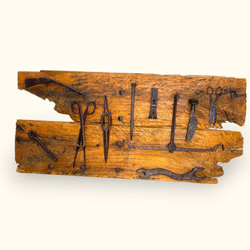Panel decorativo con herramientas antiguas sobre madera - Cositas Antiguas – La Guadaña, Anticuarios Online en Jerez , vend