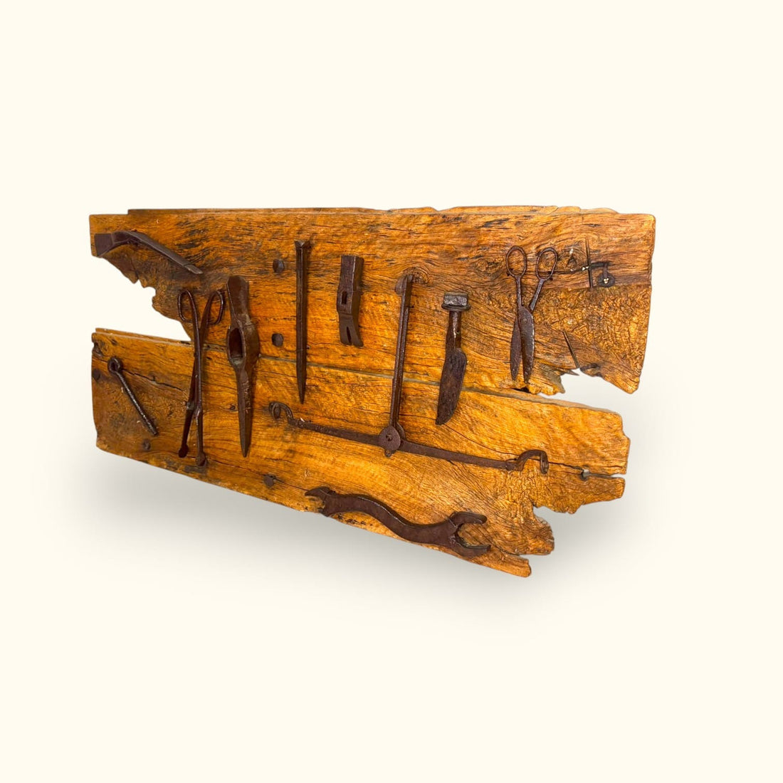 Panel decorativo con herramientas antiguas sobre madera - Cositas Antiguas – La Guadaña, Anticuarios Online en Jerez , vend