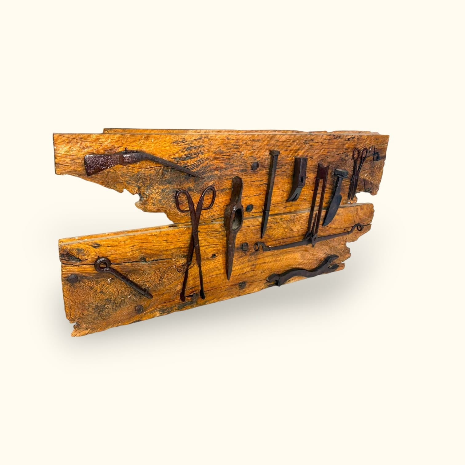 Panel decorativo con herramientas antiguas sobre madera - Cositas Antiguas – La Guadaña, Anticuarios Online en Jerez