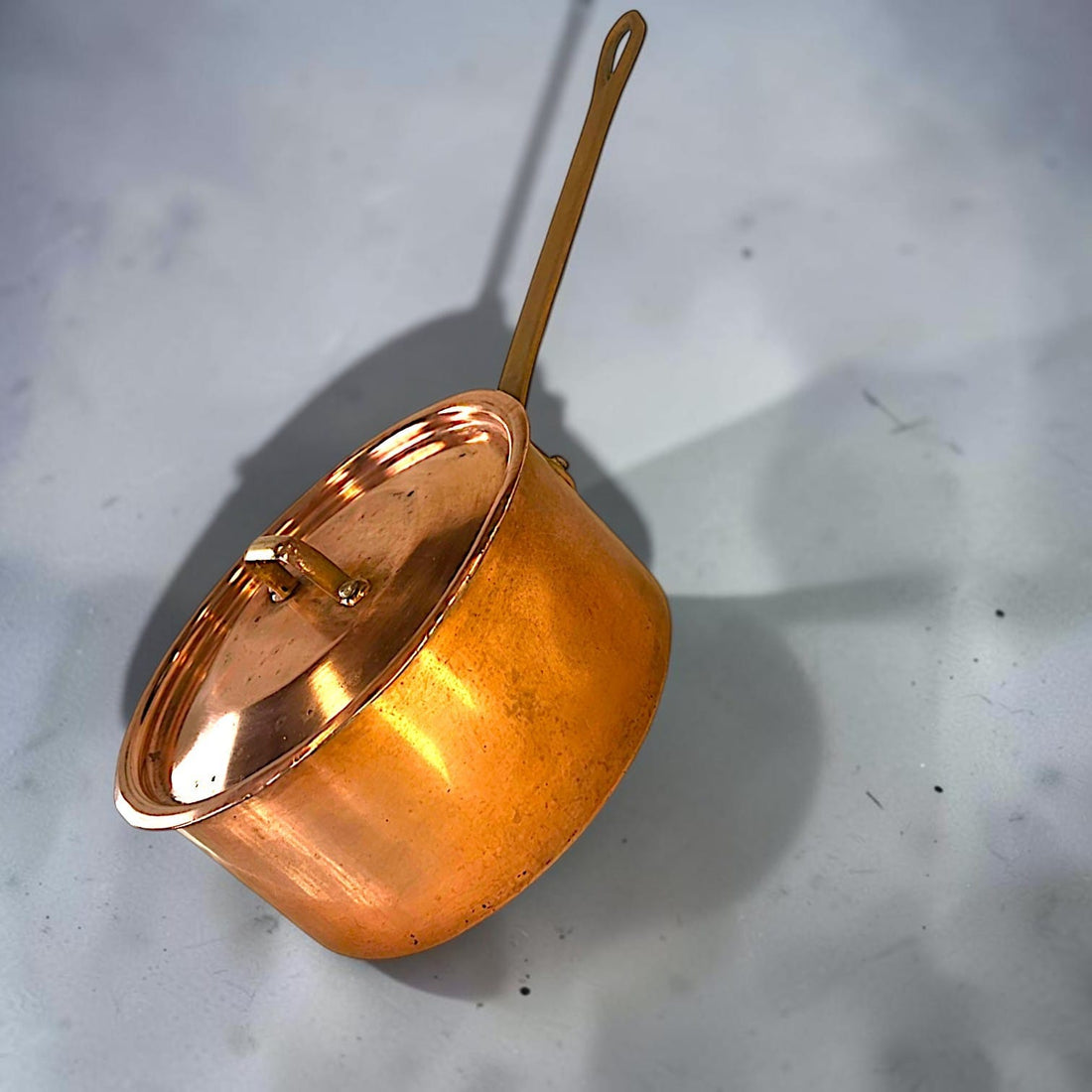 Cacerola antigua con mango largo y tapa - Cositas Antiguas – La Guadaña, Anticuarios Online en Jerez , vender antigüedades, muebles antiguos