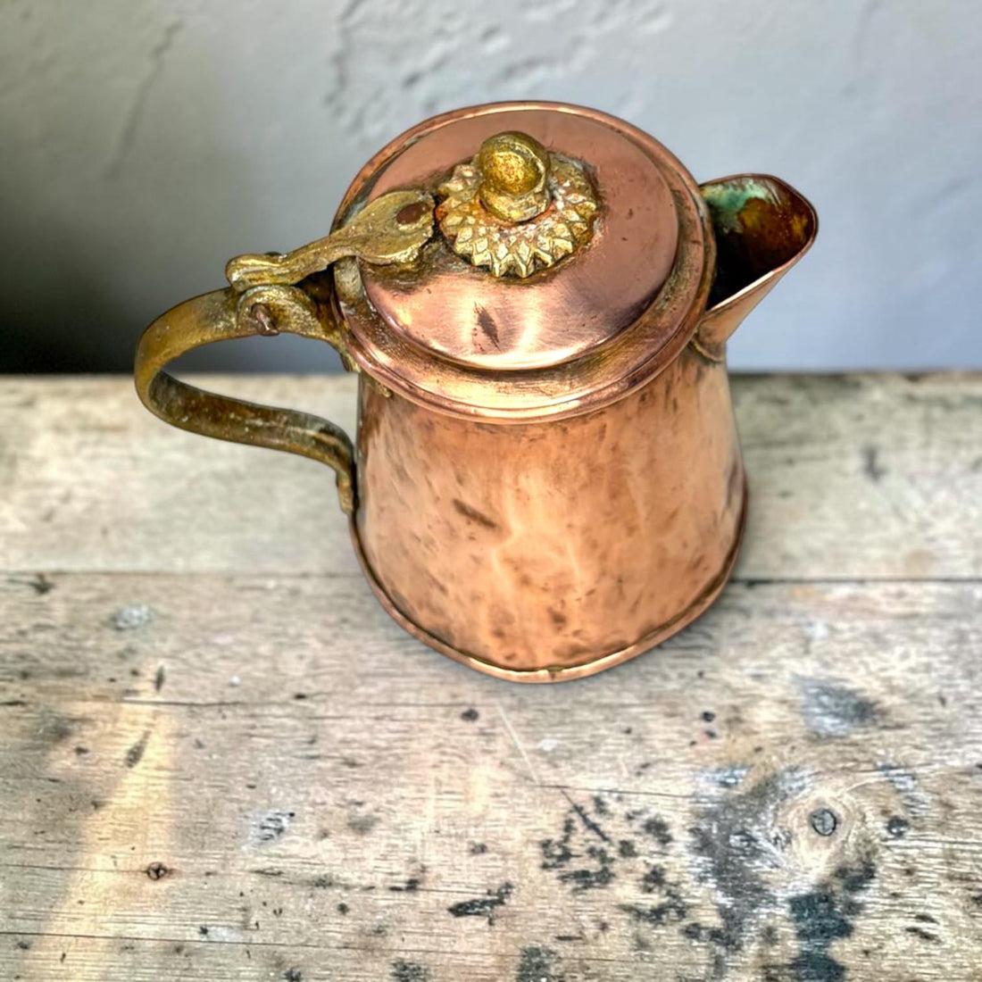 Cafetera antigua de cobre martilleado con tapa - Cositas Antiguas – La Guadaña, Anticuarios Online en Jerez , vender antigüedades, muebles antiguos