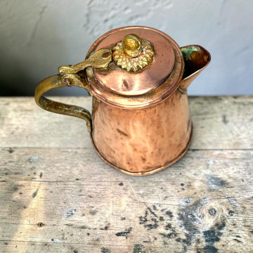 Cafetera antigua de cobre martilleado con tapa - Cositas Antiguas – La Guadaña, Anticuarios Online en Jerez , vender antigüedades, muebles antiguos