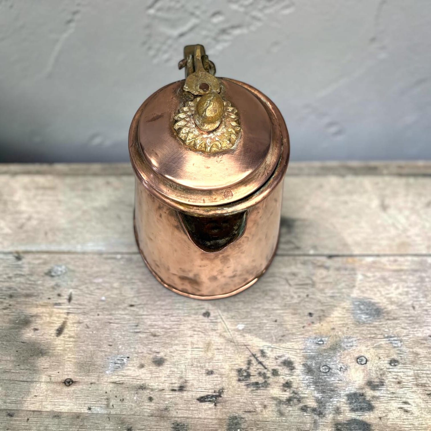 Cafetera antigua de cobre martilleado con tapa - Cositas Antiguas – La Guadaña, Anticuarios Online en Jerez , vender antigüedades, muebles antiguos