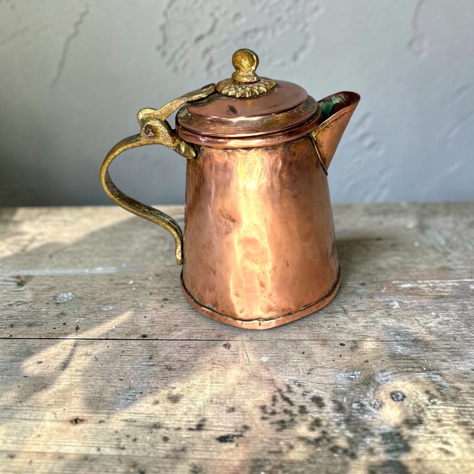 Cafetera antigua de cobre martilleado con tapa - Cositas Antiguas – La Guadaña, Anticuarios Online en Jerez , vender antigüedades, muebles antiguos