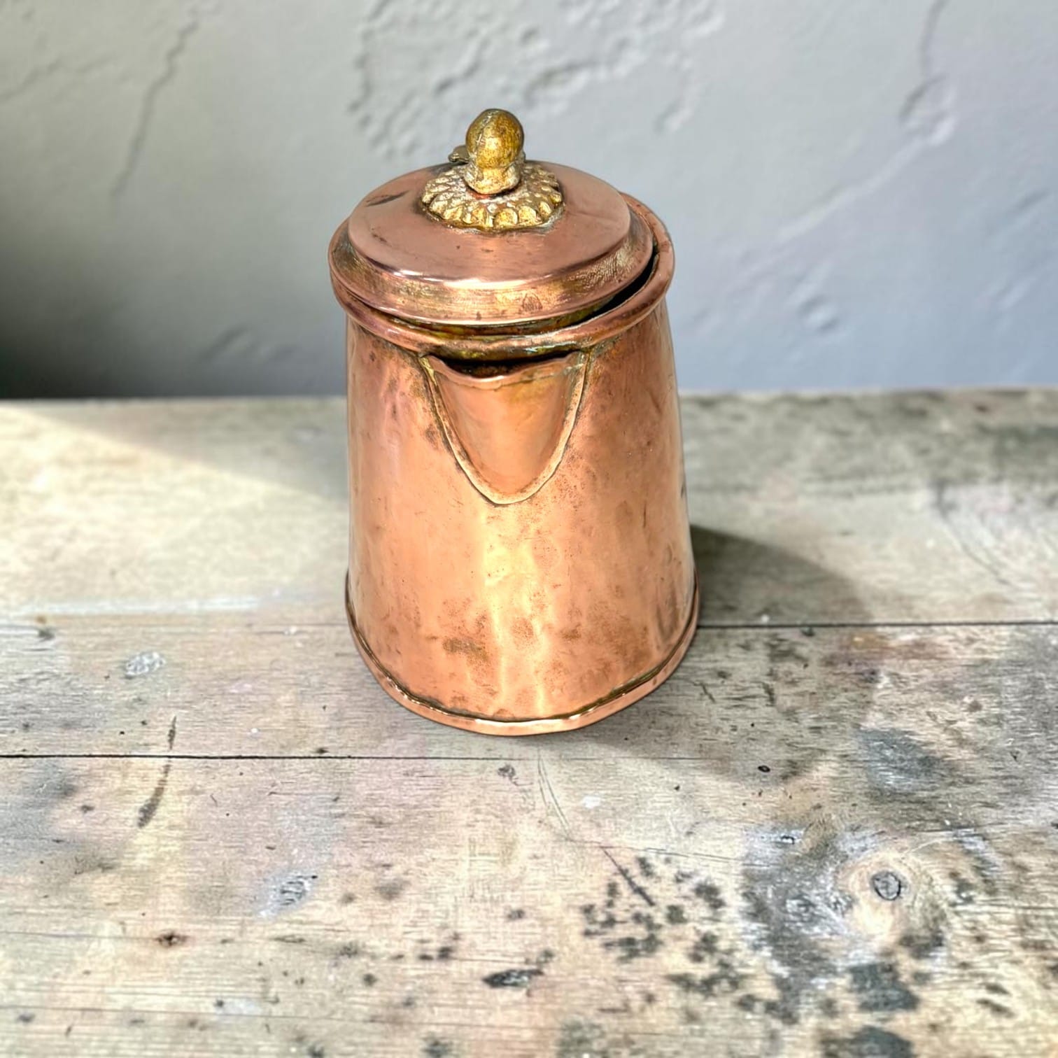 Cafetera antigua de cobre martilleado con tapa - Cositas Antiguas – La Guadaña, Anticuarios Online en Jerez , vender antigüedades, muebles antiguos