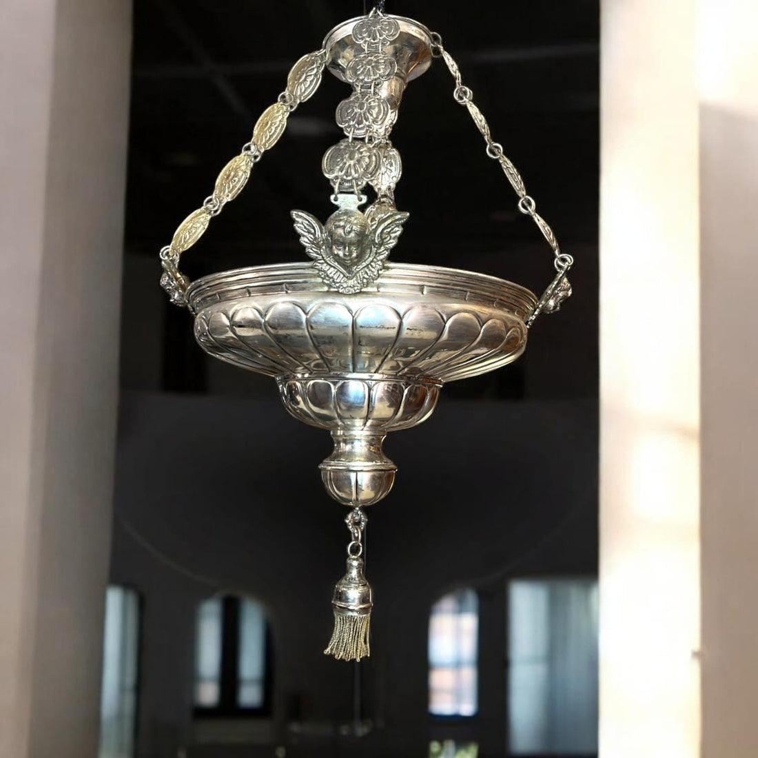 Lámpara votiva de metal plateado con querubines - Cositas Antiguas – La Guadaña, Anticuarios Online en Jerez , vender antigüedades, muebles antiguos