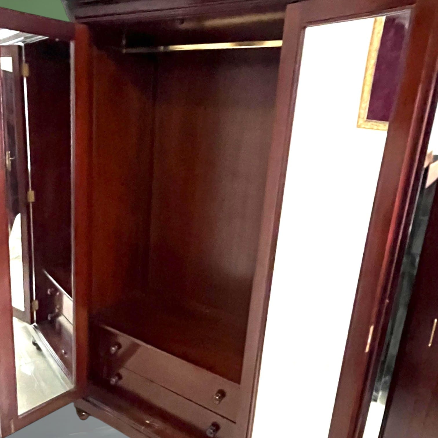 El espejo central facilita también su uso como armario de dormitorio, ya que permite verse práctica