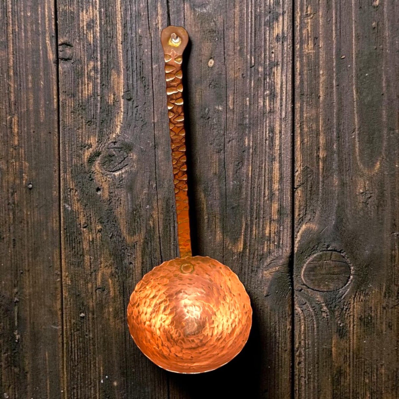 
Aunque responde a la forma de un utensilio de cocina, se ofrece principalmente como pieza decorativa, adecuada pa