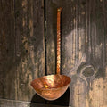 Este cazo antiguo de cobre martilleado conserva la forma tradicional de los pequeños utensilios d
