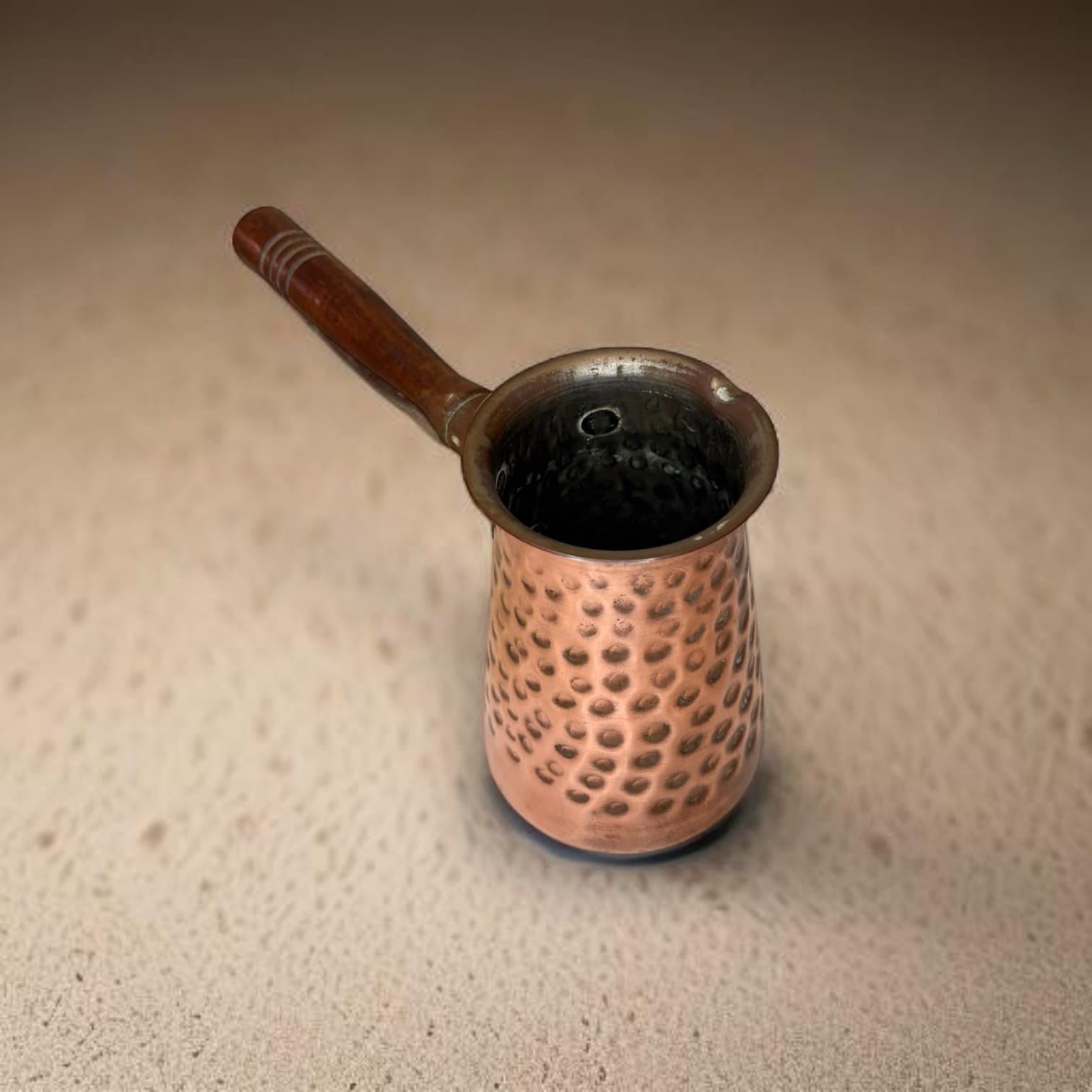 
Actualmente puede utilizarse como objeto decorativo, ideal para cocinas con aire antiguo, vitrinas, estanterías o colecciones de utensilios tradicionales.