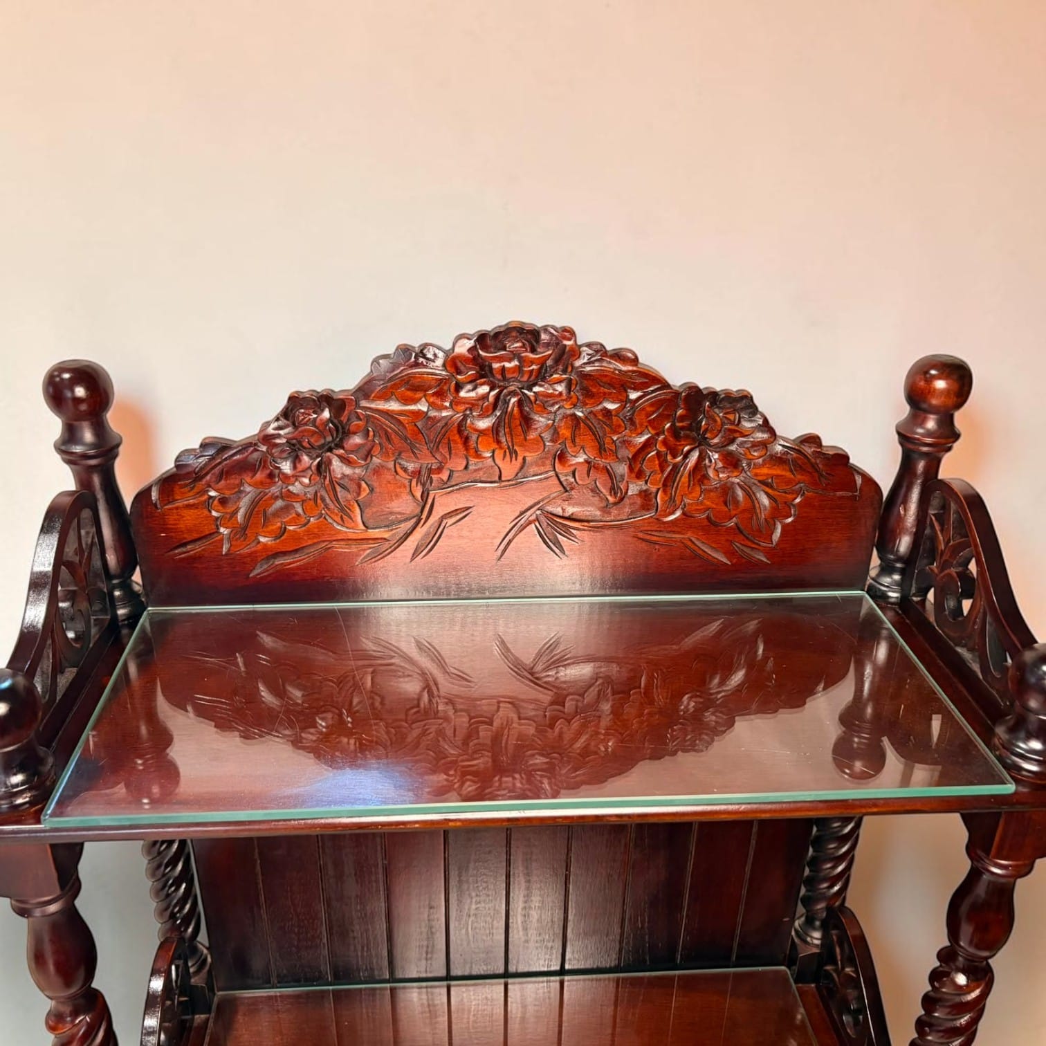 madera y permite colocar piezas decorativas sin ocultar el acabado del mueble.