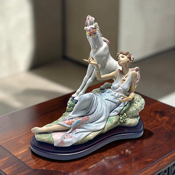 “La Diosa y el Unicornio” es una pieza de porcelana Lladró de carácter fantástico y mitológico