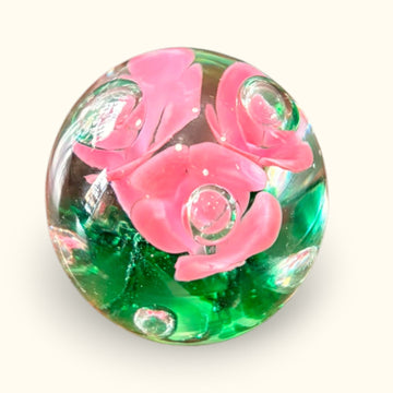 La función original del pisapapeles de cristal con flores rosas es mantener papeles y documentos en su sitio. 
