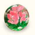 
La composición interior se organiza alrededor de tres flores rosas de formas redondeadas. 