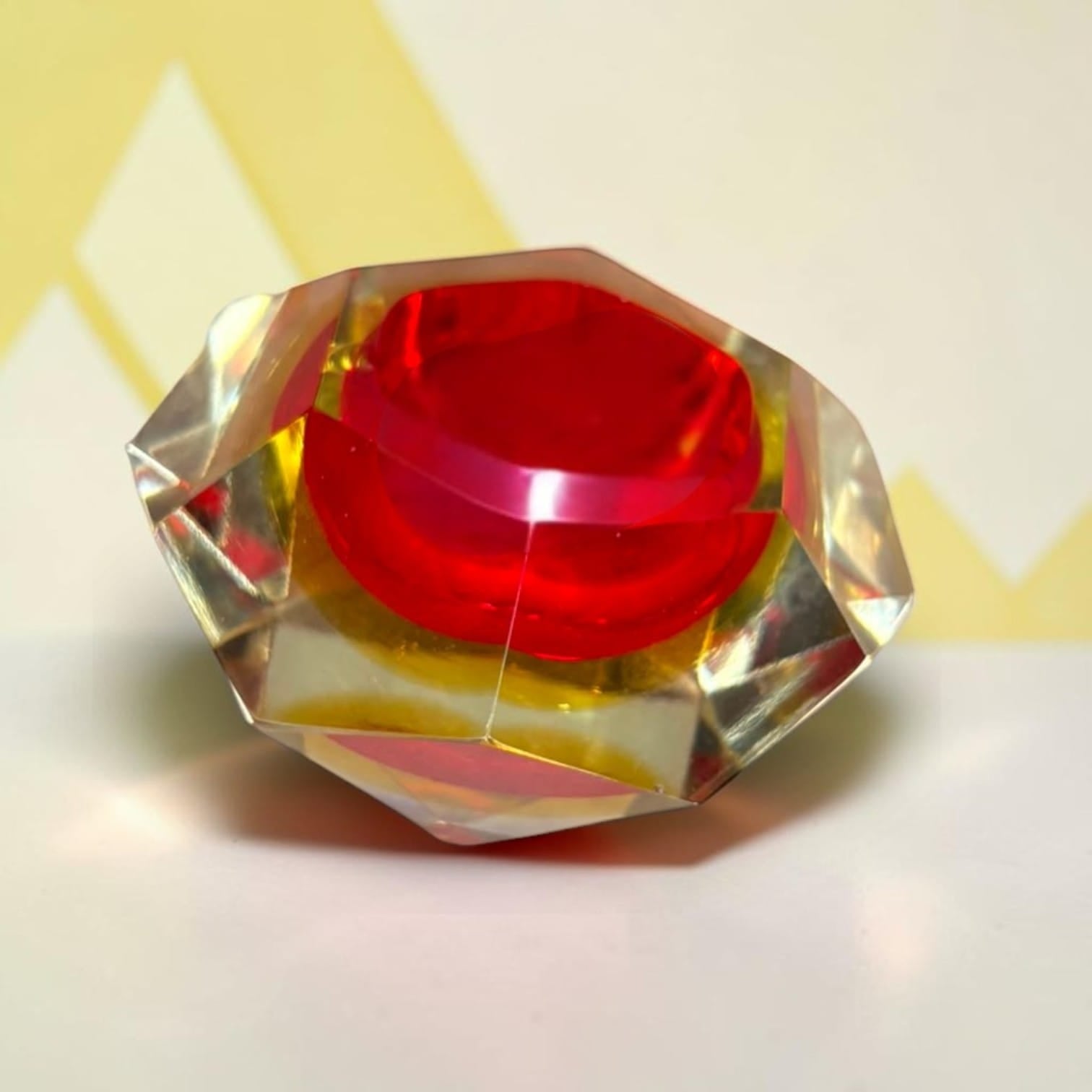Puede colocarse sobre una mesa auxiliar, escritorio, aparador o junto a otras piezas de cristal artístico.
