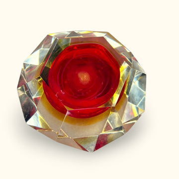 Aunque fue concebido como cenicero, su forma permite utilizarlo simplemente como pieza decorativa de cristal de Murano.