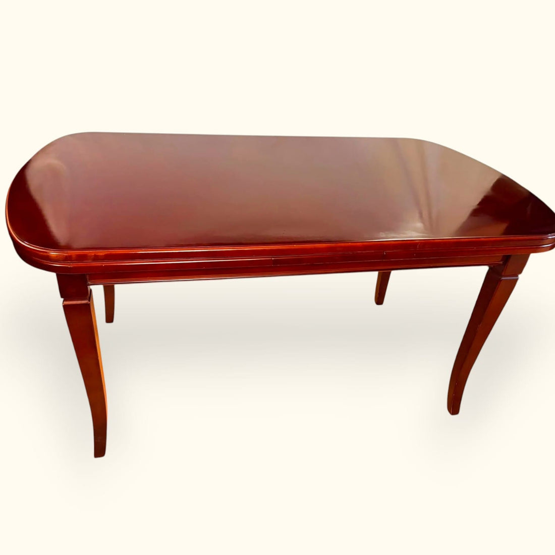 La principal ventaja de esta mesa de comedor extensible de caoba está en su capacidad