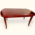 La principal ventaja de esta mesa de comedor extensible de caoba está en su capacidad