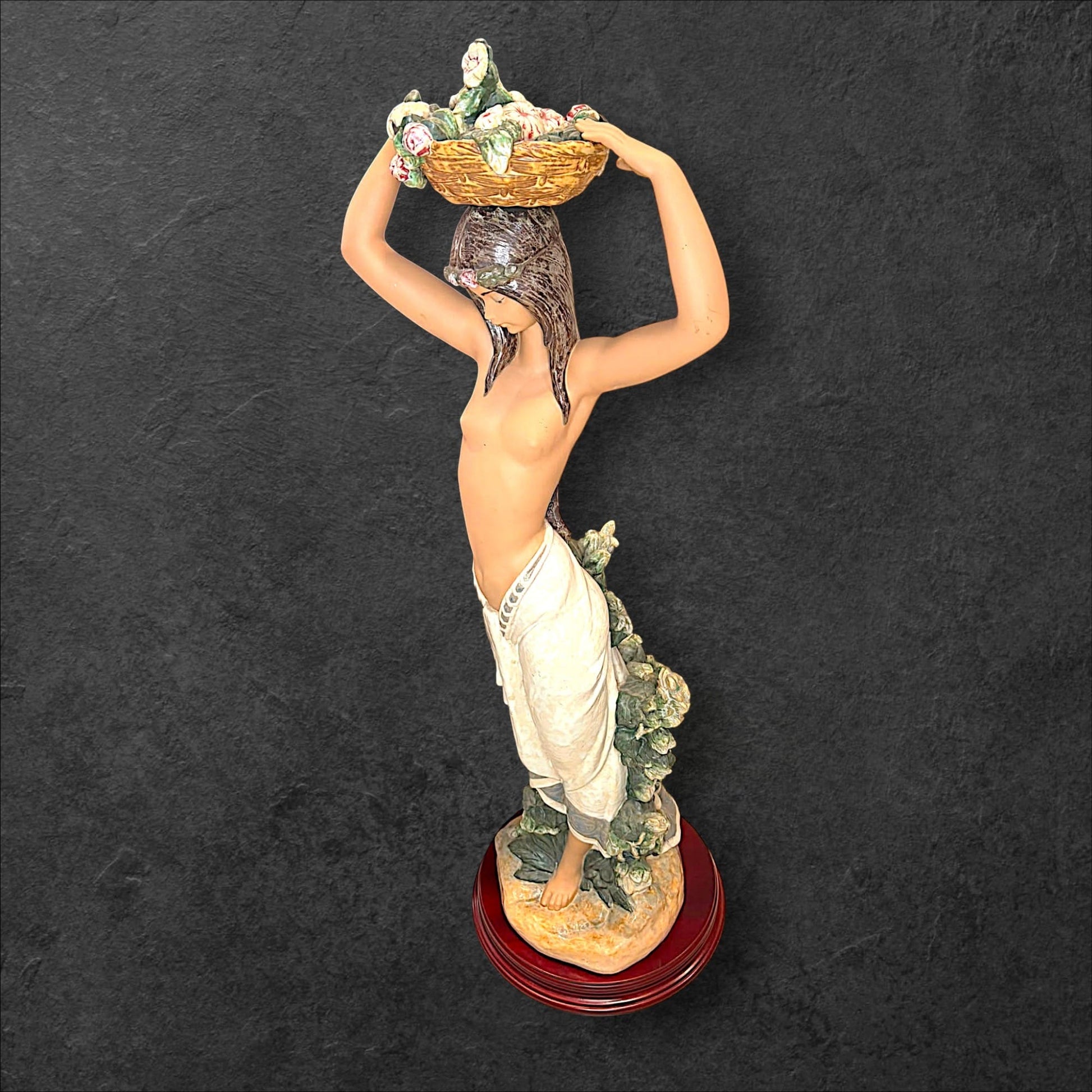 Con 26 x 26 x H75,5 cm, puede ocupar un lugar propio sobre un pedestal