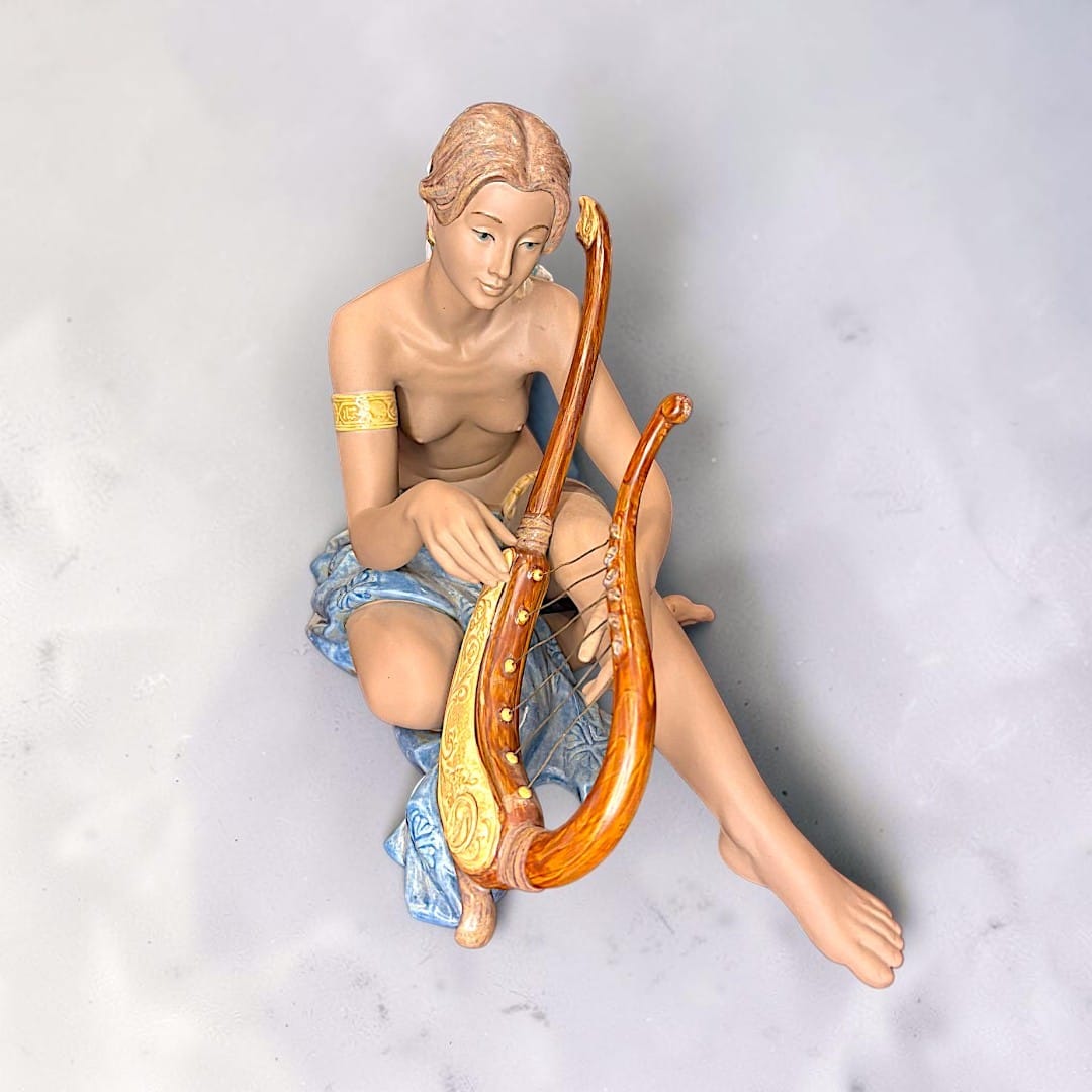La joven aparece sentada sobre un tejido azul que rodea parcialmente su cuerpo y forma la base de la composición. 