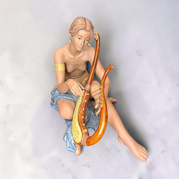 La joven aparece sentada sobre un tejido azul que rodea parcialmente su cuerpo y forma la base de la composición. 