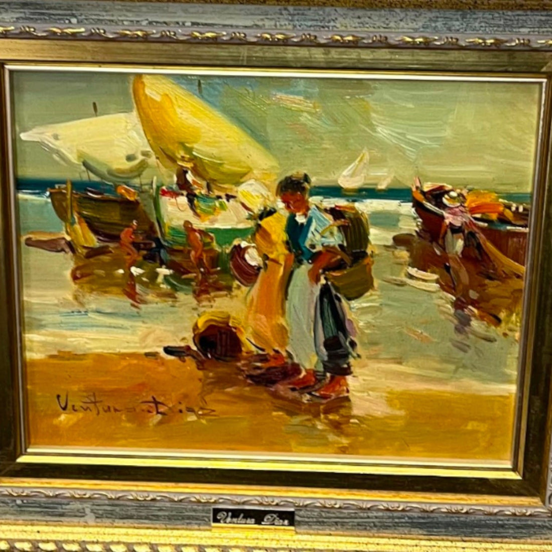En primer plano aparecen dos figuras, posiblemente pescadores o mujeres v