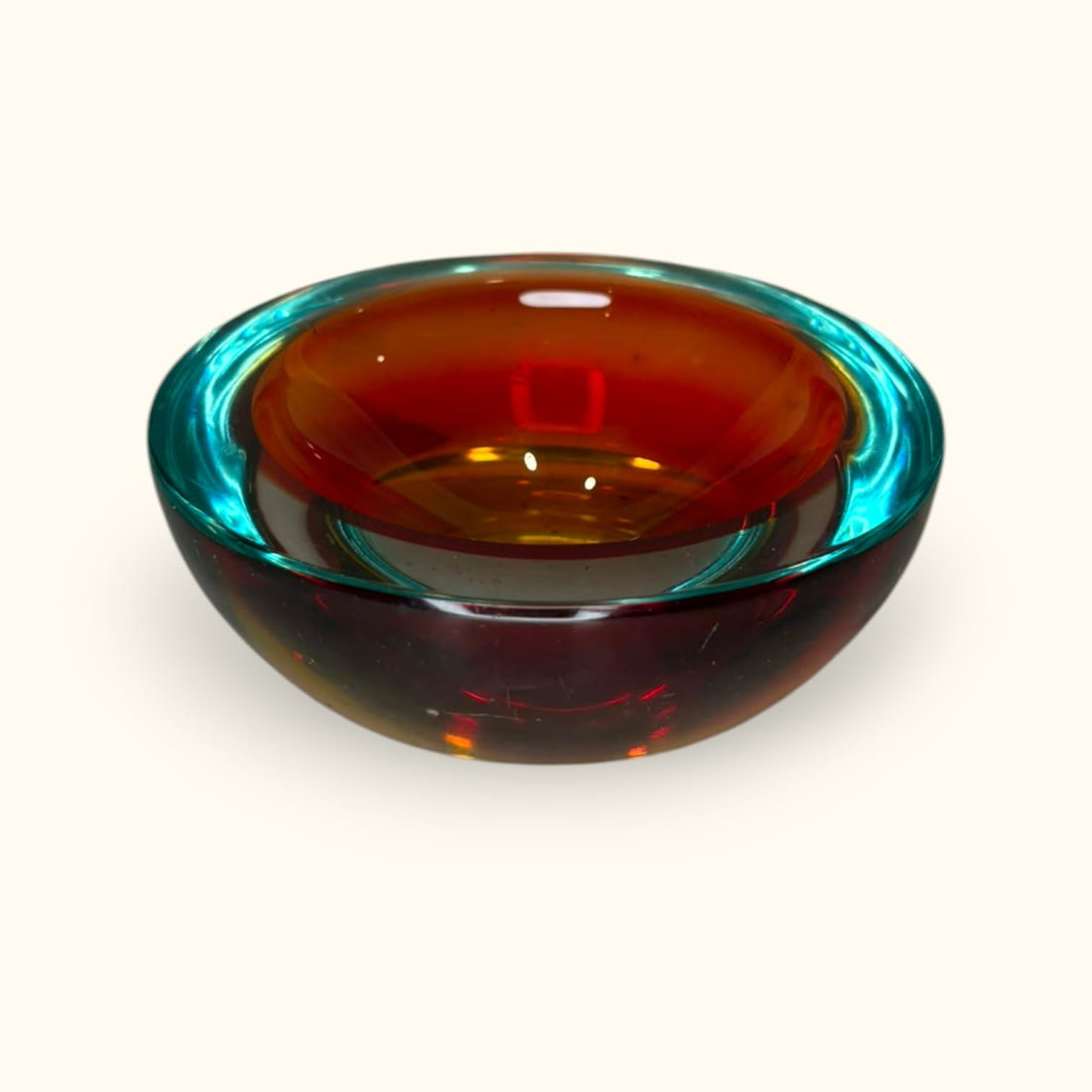 El atractivo de este cuenco de cristal de Murano está principalmente en el grosor 